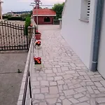 Gostinjska kuća Mireja Rab Town